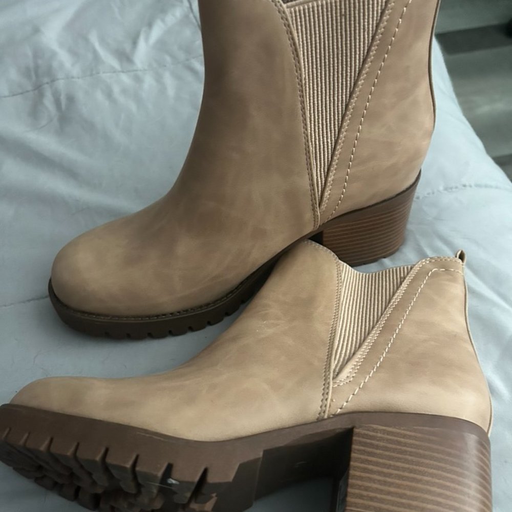 TAN ANKLE BOOT